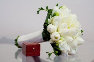 Сватбен букет от лалета на червено, бяло, хартия