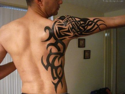 Tatuaj tribal pe umăr se întâlnește cel mai adesea