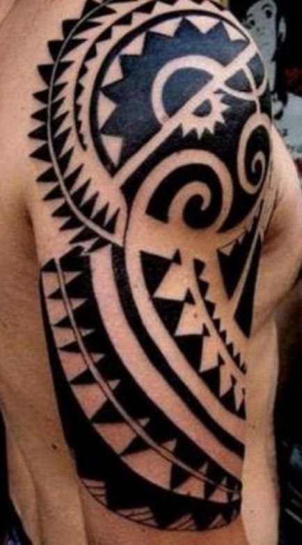 Törzsi tetoválás a vállán találkozik gyakrabban