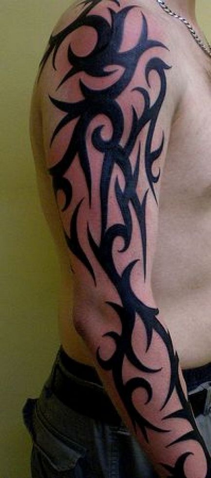Tatuaj tribal pe umăr se întâlnește cel mai adesea