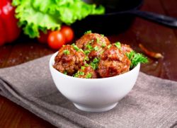 Meatballs în sos de roșii în cuptor