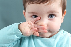 Egy újszülött orrfolyás, hogyan kell érteni az oka a takony