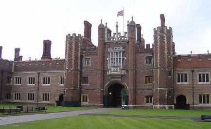 Hampton Court - cel mai frumos palat din Anglia