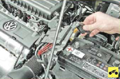 Înlocuirea bateriei volkswagen polo 2009-2012