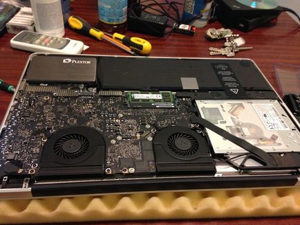 A billentyűzet cseréje a Apple MacBook Pro 17-2011