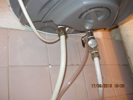Înlocuirea supapei de sablare pe încălzitorul de apă în fotoblogul articolelor sanitare Nakhodka (-100)