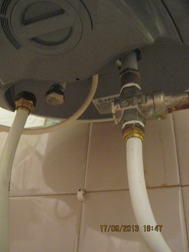 Înlocuirea supapei de sablare pe încălzitorul de apă în fotoblogul articolelor sanitare Nakhodka (-100)