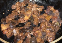 Печеня з яловичини з грибами і картоплею в горщику - покроковий фоторецепт