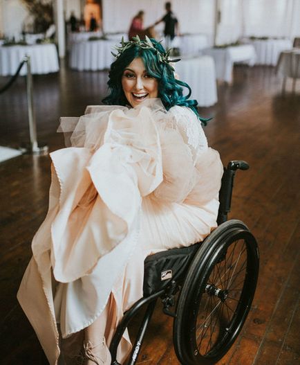 O femeie sa sculat dintr-un scaun cu rotile la nunta ei