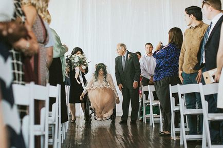 Egy nő szállt ki a kerekesszék saját esküvői