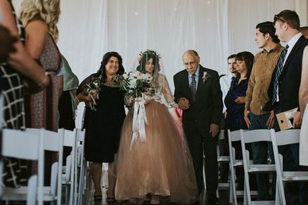 Жінка встала з інвалідного візка на власному весіллі