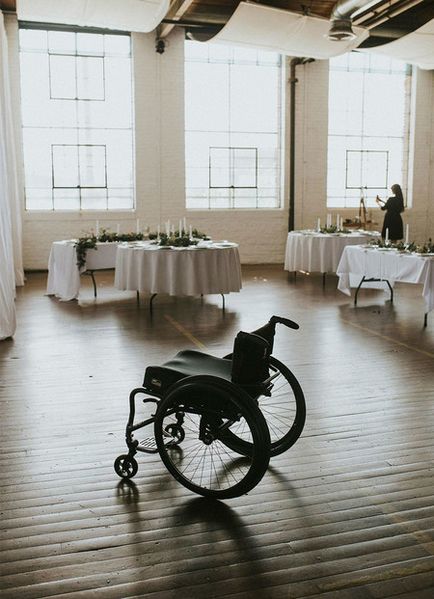 O femeie sa sculat dintr-un scaun cu rotile la nunta ei