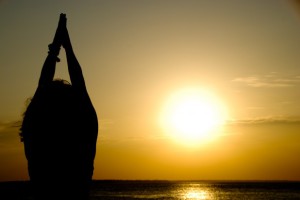 5 motive pentru a începe ziua cu saluturi la soare - surya namaskar, lfq și terapia yoga