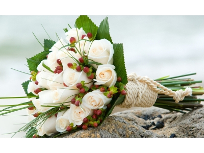 Fehér rózsák, fehér esküvő, a menyasszony rózsák, csokor rózsa, egy csokor koszorúslány, dísztárgyak