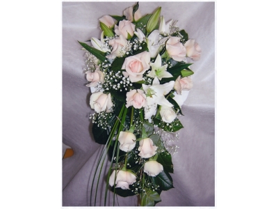 Білі троянди, весілля в білому, троянди для нареченої, букет з троянд, букет подружок нареченої, прикраси на