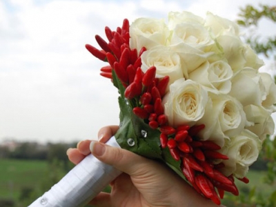 Fehér rózsák, fehér esküvő, a menyasszony rózsák, csokor rózsa, egy csokor koszorúslány, dísztárgyak
