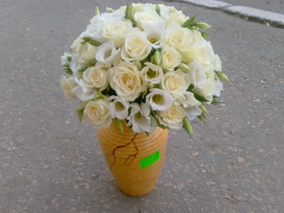 Trandafiri albi, o nuntă în alb, trandafiri pentru mireasă, un buchet de trandafiri, un buchet de domnișoare de onoare, ornamente pe