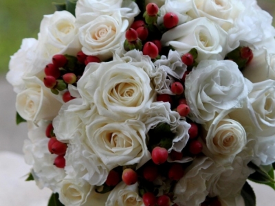 Білі троянди, весілля в білому, троянди для нареченої, букет з троянд, букет подружок нареченої, прикраси на