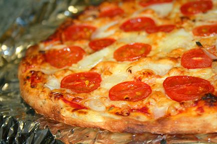Швидка піца з помідорами чері