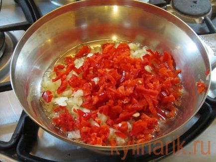Dish de fasole în tomate, bucătar