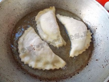 Pasties a forrásban lévő vízben, pasties hússal képet recept