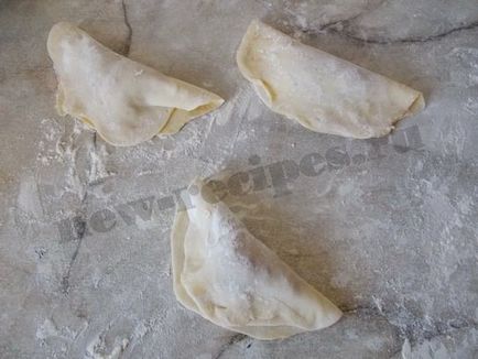 Pasties a forrásban lévő vízben, pasties hússal képet recept