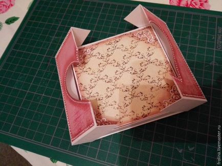 Făcând o cutie cadou pentru bani - târg de meșteșugari - manual, manual