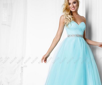 O rochie lungă la rochia de bal cu o fustă aerisită în orașul tău