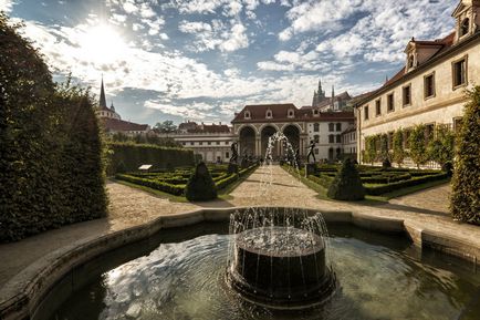 Vizitarea obiectivelor în grădina din Praga Valdstein