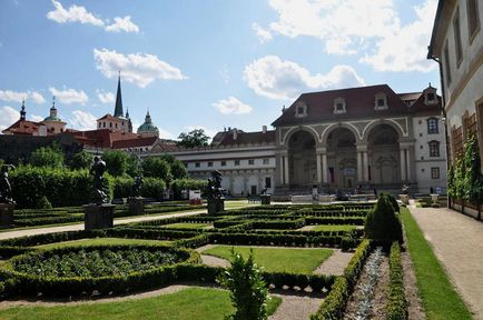 Vizitarea obiectivelor în grădina din Praga Valdstein