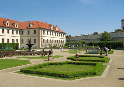 Vizitarea obiectivelor în grădina din Praga Valdstein