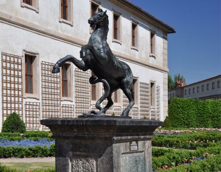 Vizitarea obiectivelor în grădina din Praga Valdstein