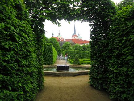 Vizitarea obiectivelor în grădina din Praga Valdstein