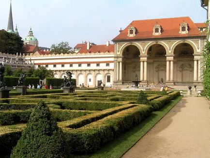 Vizitarea obiectivelor în grădina din Praga Valdstein