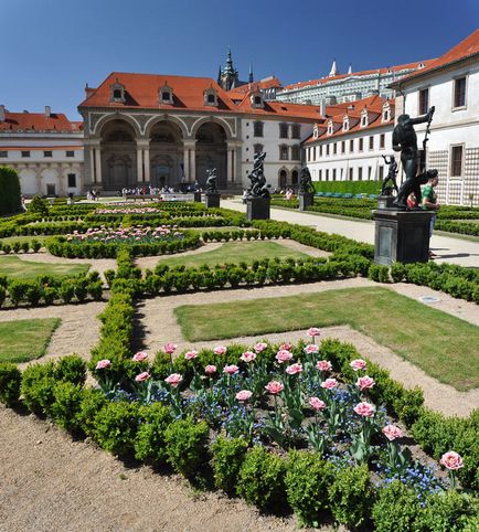 Vizitarea obiectivelor în grădina din Praga Valdstein