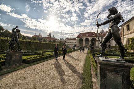 Vizitarea obiectivelor în grădina din Praga Valdstein