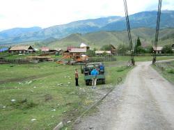 Гірський Алтай село Тюнгур на березі Катуні - центр туризму, початок гірських, піших, кінних і водних