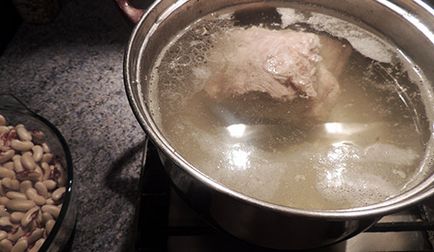 Gătiți supa de fasole cu carne, o rețetă cu o fotografie