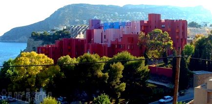 Spanyolország, Alicante, Calpe la muralla Roja - piros fal - a Földközi-tenger