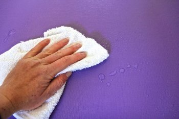 Як очистити килимок для йоги