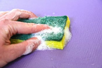 Як очистити килимок для йоги