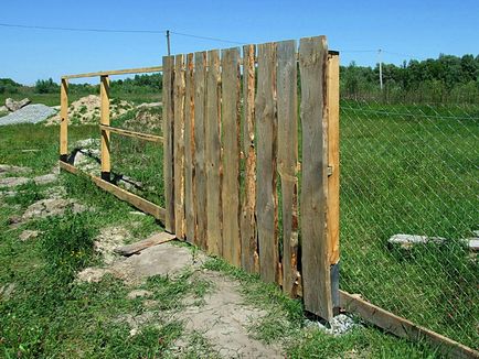 Hogyan építsünk egy kerítés szélezett deszkák