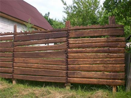 Як побудувати паркан з необрізної дошки