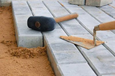Hogyan készítsünk egy pálya betonból a kezüket a kert helyén