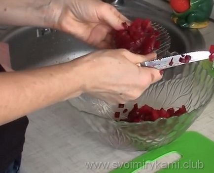 Cum să faci o salată de sfeclă cu o rețetă pas cu pas cu o fotografie
