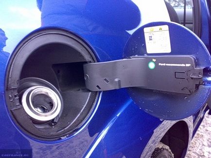 Eltávolítása az üzemanyagtartály fedél a Ford Focus 2 fotók és videók