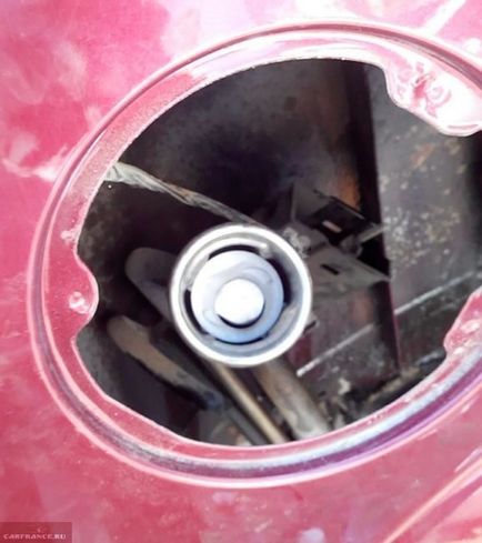Eltávolítása az üzemanyagtartály fedél a Ford Focus 2 fotók és videók