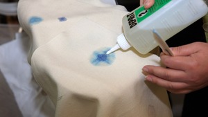 Cum să eliminați pata de la pixul de cerneală din diferite țesuturi prin mijloace improvizate în casă