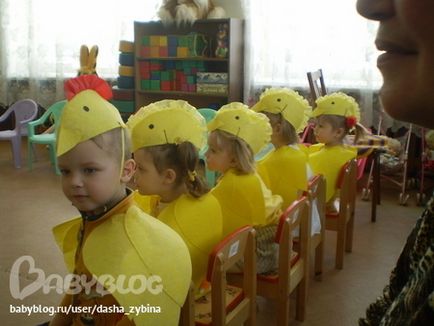 Pui de pui pentru un băiat cu mâinile lui făcute din hârtie