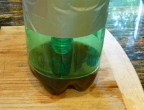 Capcana pentru țânțarii și țânțarii dintr-o sticlă de plastic